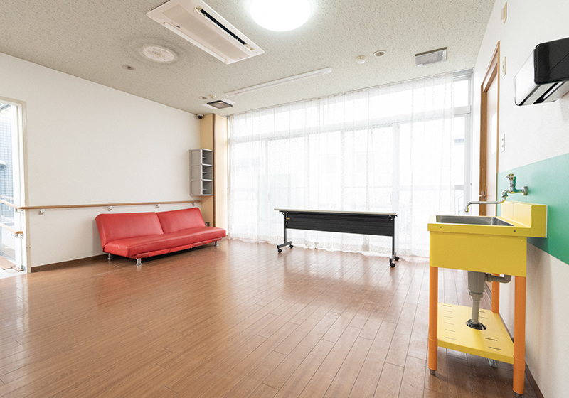 落ち着いて過ごせる施設内の休憩スペース